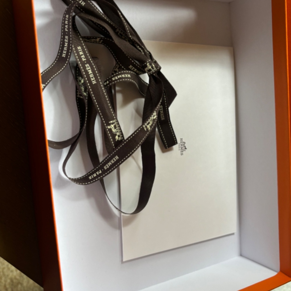 Authentic Hermes shoe box with ribbon - Picture 4 of 6